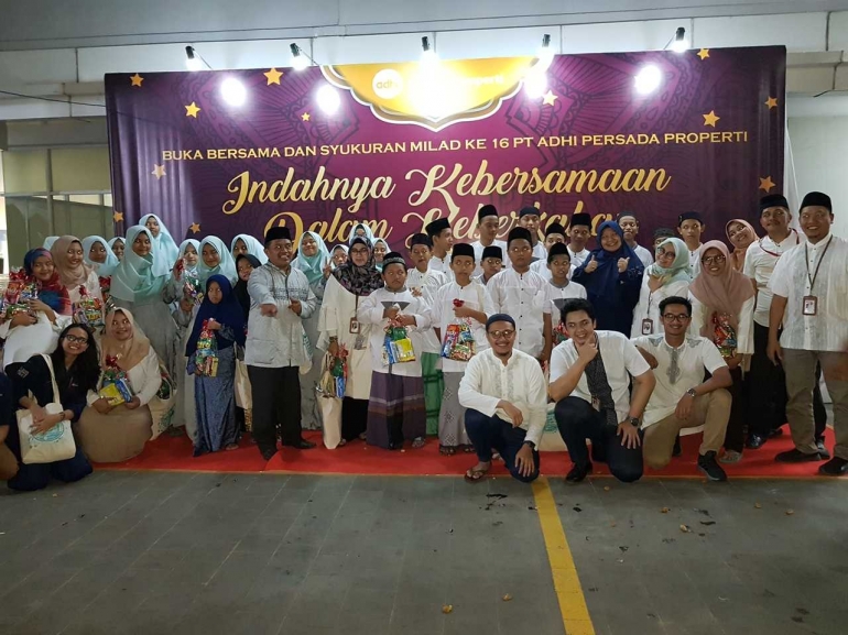 Bersama anak-anak yatim piatu. dok. (APP)