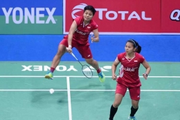 Pasangan ganda putri Indonesia, Greysia Polii (kanan) dan Apriyani Rahayu bertanding melawan ganda putri Thailand, Jongkolphan Kittiharakul/Rawinda Prajongjai di partai final Yonex-Sunrise India Open 2018 di New Delhi, India, Minggu (4/2/2018). Greysia Polii/Apriyani Rahayu berhasil menggondol gelar juara setelah mengalahkan ganda putri Thailand tersebut.