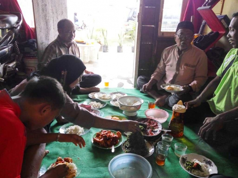 Bulan ramadan selalu memiliki momen romantisme keluarga. Salah satunya, dengan makan sahur dan buka puasa bersama seluruh anggota keluarga di rumah. (dok.windhu)