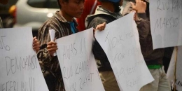 ilustrasi. Aktivis yang tergabung dalam Lingkar Studi Mahasiswa berunjuk rasa di Jalan Pahlawan, Kota Semarang, Jawa Tengah, Jumat (2/11/2012). || foto: kompas.com