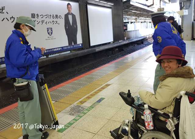dokumentasi pribadi | Coba lihat, ada tulisan warna biru, ini khusus untuk disabled. Dan aku harus menunggu disini ditemani petugas stasiun yang membawa "ramp mobile"