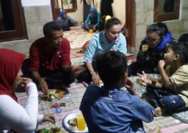 Moment buka bersama secara lesehan handirkan romantisme tersendiri dalam keluarga (doc.pribadi)