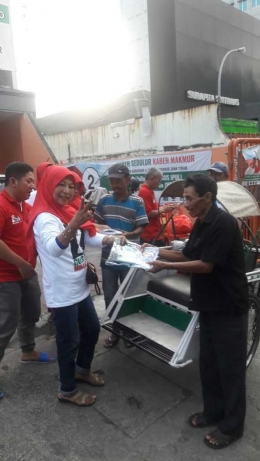 Relawan Gus Ipul dan Mbak Puti sedang bagi-bagi takjil, kerudung dan kaos di depan kantor Posko Relawan Bersama Jl. Dipenogoro 139 kota Surabaya, Rabu (23/05/2018)