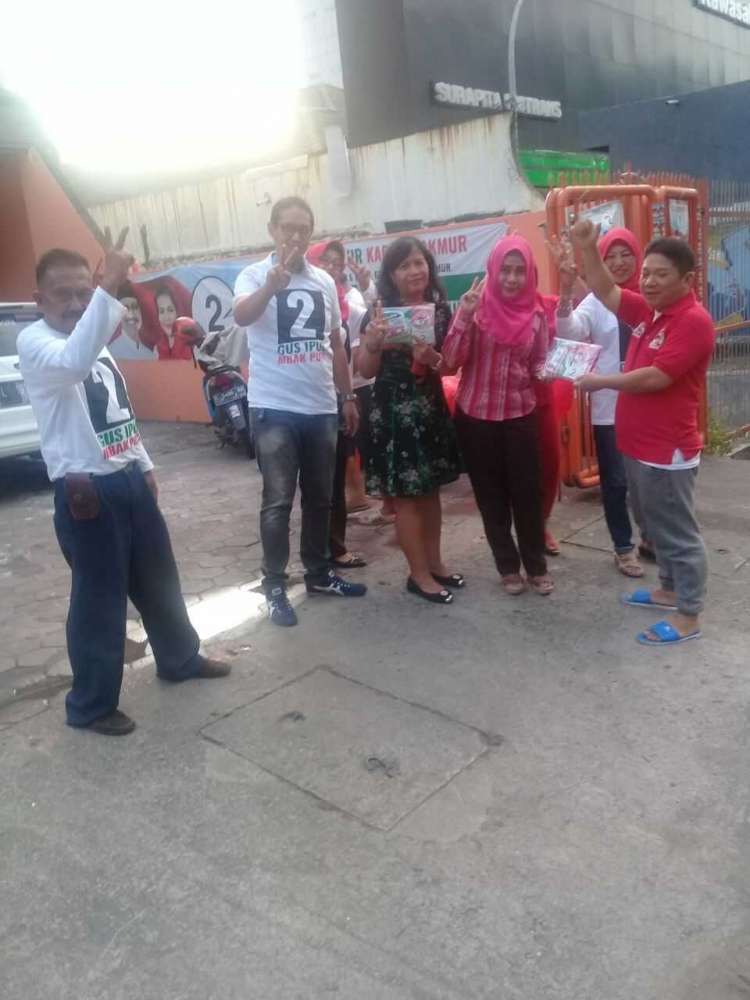 Relawan Gus Ipul dan Mbak Puti sedang bagi-bagi takjil, kerudung dan kaos di depan kantor Posko Relawan Bersama Jl. Dipenogoro 139 kota Surabaya, Rabu (23/05/2018)