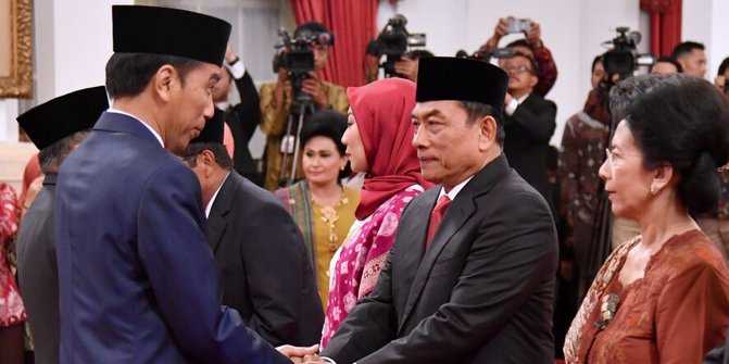 Presiden Jokowi menyalami Moeldoko usai dilantik menjadi Kepala KSP. Foto: Biro Pers Istana