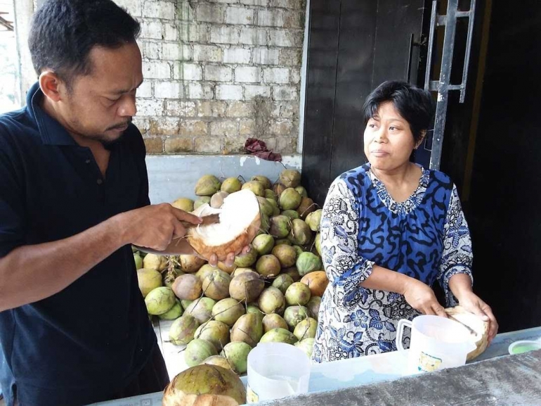 Pasangan suami-isteri menjual kelapa muda. Foto | Dokpri