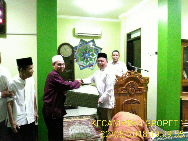 Camat Grogol Petamburan H. Achmad Sajidin, S.Sos, MAP memberikantuan secara simbolis kepada Ketua DKM Masjid Nurul Haq ustadz H. Soleh Hidayat