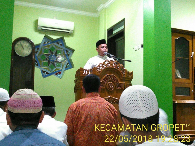 Camat Grogol Petamburan saat berikan sambutan & tausyiah di Masjid Nurul Haq RW 02 Kelurahan Grogol
