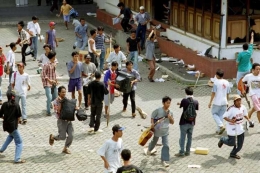 Penjarahan pada kerusuhan 14 Mei 1998 di Jakarta.