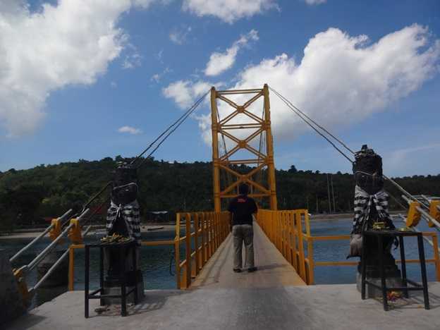 Wajib foto di Yellow Bridge (Jembatan Kuning) Nusa Lembongan Bali yang dikenal sebagai ikon romatisme hubungan cinta (Sumber: dokumen pribadi)