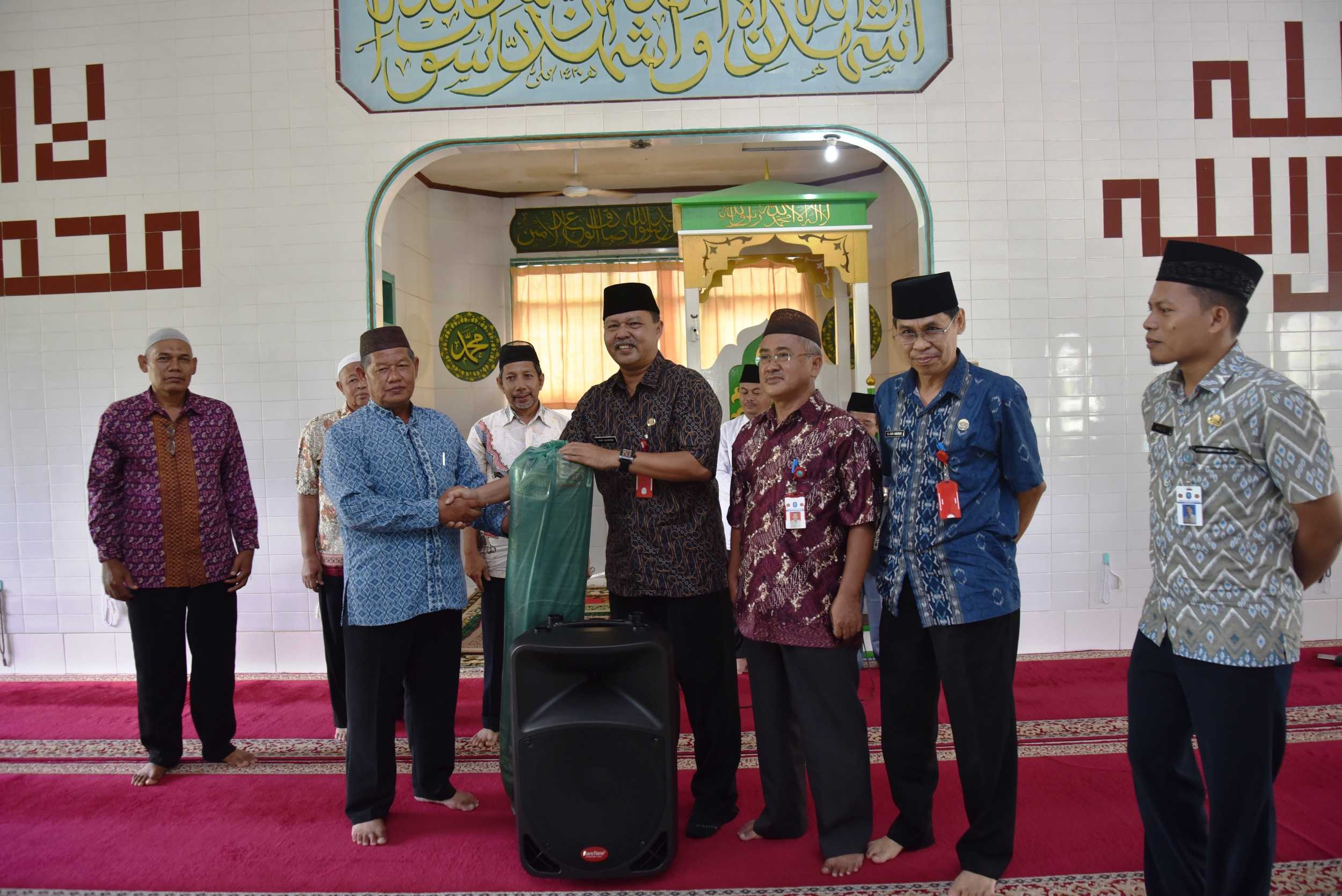 Asisten Pemerintahan dan Kesra memberikan bantuan kepada pengurus masjid. (Ft.Edo)