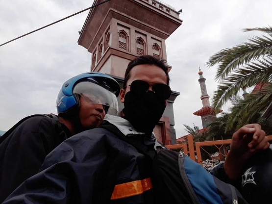 Saya dan Adi di depan Masjid Cirebon (Dok. Pribadi)