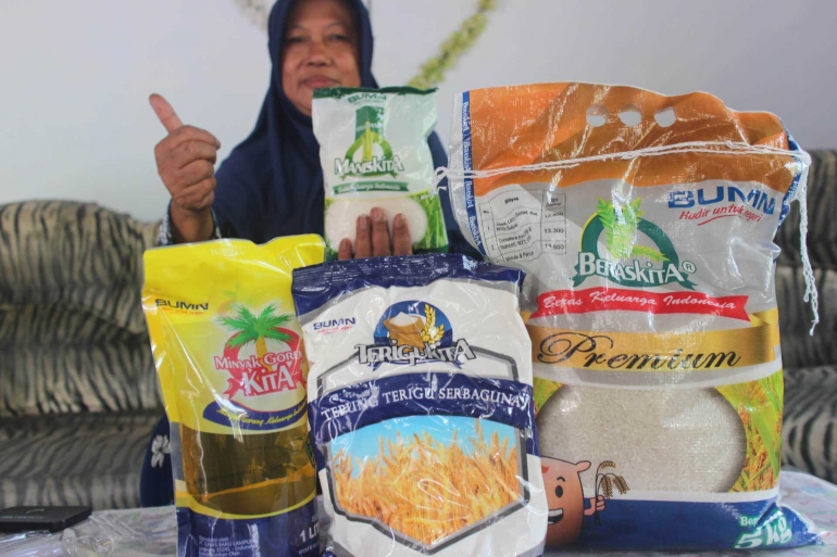 Produk BULOG berupa Minyak Goreng KITA, Beras KITA, Terigu KITA, dan gula MANIS KITA. Foto: Didik Purwanto