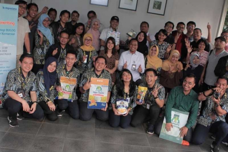 Kompasianers berfoto bersama narahubung di Kopiwriting BULOG. Foto: Dokumen Kompasiana