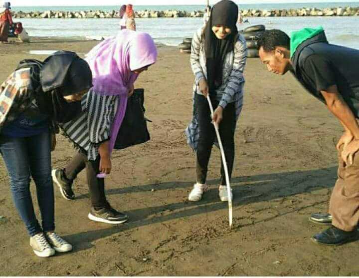 Saat ngabuburit beserta peserta didik di Pantai Cirebon (doc.pribadi)