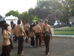 Di Keraton Kasepuhan disamping ngabuburit juga kita belajar sejarah Cirebon (doc.pribadi)