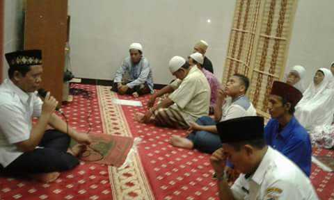 Lurah Jelqmbar Drs. H. Ambari, M.Si (sebelah kiri-seragam PNS Putih) saat berikan tausyiah malam Ramadhan ke-8 di Musholla Al-Khalifah 