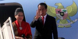 Presiden Joko Widodo didampingi Ny Iriana Joko Widodo memasuki pesawat kepresidenan untuk bertolak ke Amerika Serikat dari Bandara Halim Perdana Kusuma, Jakarta, Minggu (14/2/2016). (KOMPAS/ALIF ICHWAN)