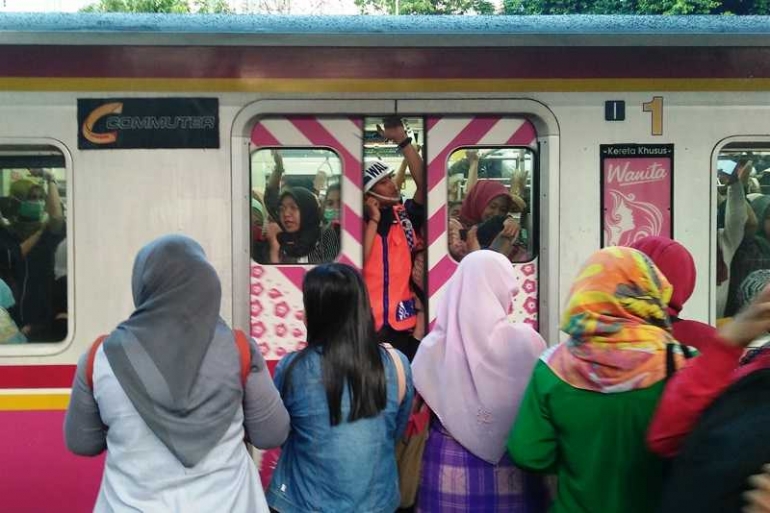 Suasana kepadatan KRL Commuter Line saat sore hari (foto: widikurniawan)
