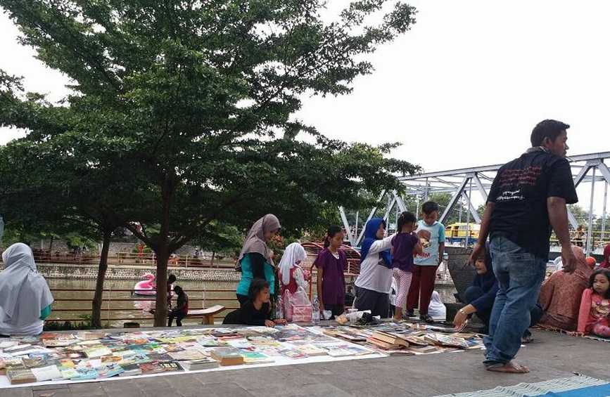 Ngampar Buku di Taman Cimanuk (Foto Tarka Hanacarakajawa)
