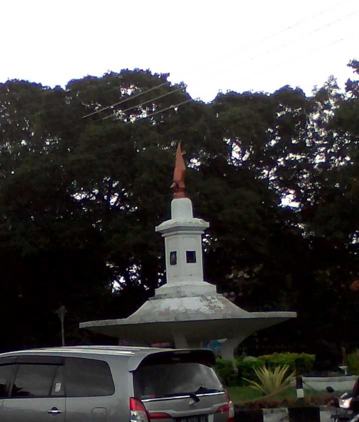 Tugu Pena di Depan Monumen Pers, Solo