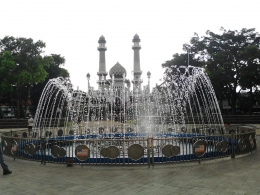 Air Mancur Alun-Alun Malang Berlatar Masjid Agung Jami', Sumber :headlinenews.blogspot.com
