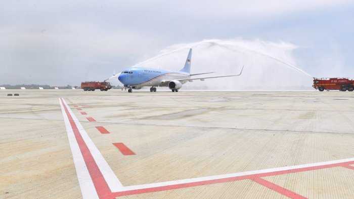Instagram/@jokowi | Pesawat Kepresidenan disambut tradisi Water Salute 