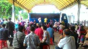 Masyarakat Menukar Uang Tunai pada Mobil Kas Keliling Bank Indonesia,(Foto: merdeka.com)