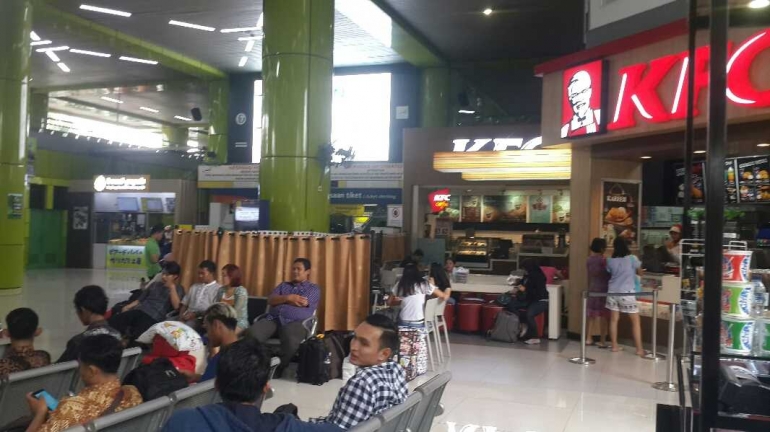 Resto di ruang utama stasiun Gambir/Doc Pribadi