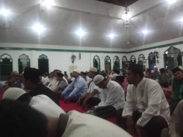 Jemaah sholat tarawih masjid Al Mukminun Kelurahan Kenanga, Sungailiat Jumat malam (25/5) (foto Rustian Al Ansori) 