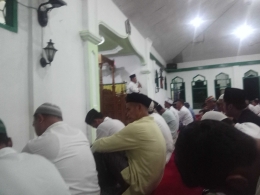 Jemaah masjid Al Mukminun Kelurahan Kenanga Sungailiat mendengarkan Kultum sebelum sholat tarawih (foto Rustian Al Ansori) 