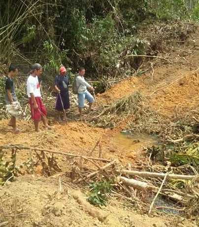Foto dikirim dari waga desa Tangkan, kecamatan Awang, Kabupaten Bartim. Nampak warga menunjukan rumpukan pohon karet paska digusur dan menutup hulu sungai Awang. 