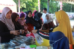 Masyarakat berjubel membeli aneka makanan di Kampung Ramadan (dokpri)
