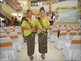 Senyum dua Dedare (gadis) Lombok cantik ini juga pas jadi peredam marah. Spot: grand floor Epicentrum Mall, Lombok. Dokpri