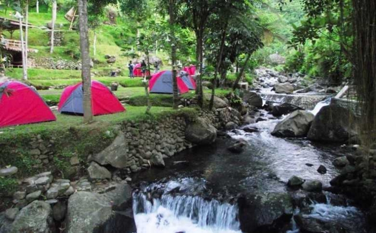 Suasana camping di Camp Bravo (Foto: Ardiansyah)