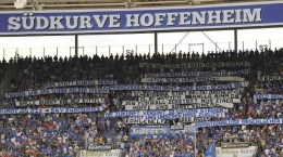 Dukungan fans tuan rumah saat Hoffenheim bertanding (www.t-online.de)