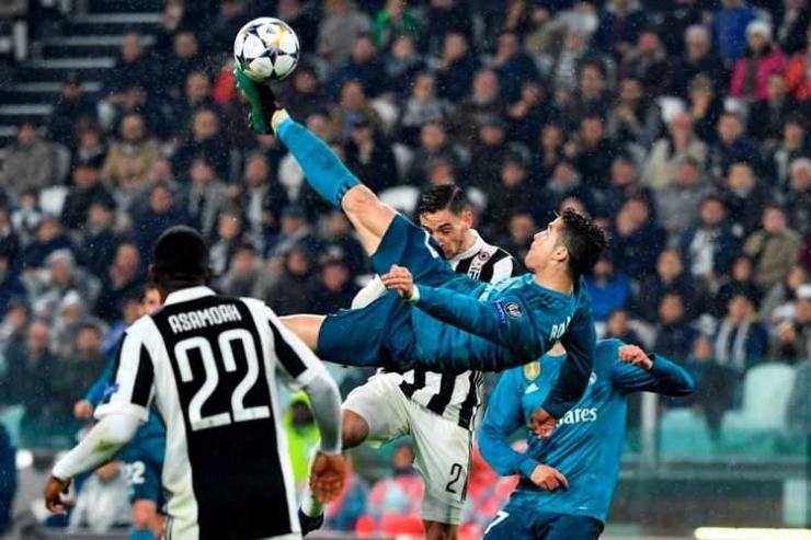 Gol akrobatik Cristiano Ronaldo menandai kemenangan Real Madrid atas Juventus di Stadion Allianz, Selasa (3/4/2018). 
