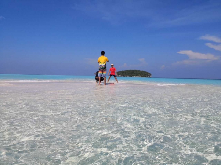 Perpaduan birunya langit dan beningnya air laut di Pasir Timbul (dok pribadi)