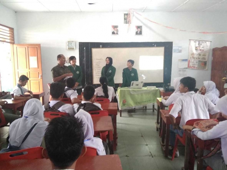 Suasana saat pemberian materi penyluhan tentang kehutanan (foto : pribadi)