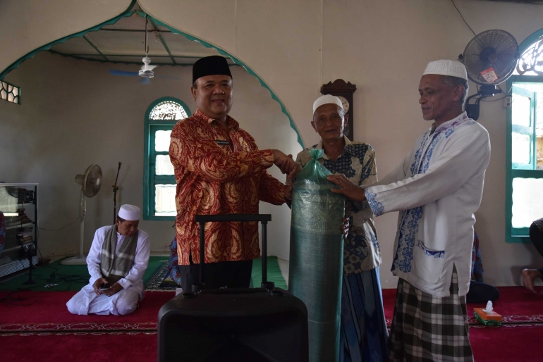 Pemberian bantuan kepada pengurus masjid. (Ft.Edo)