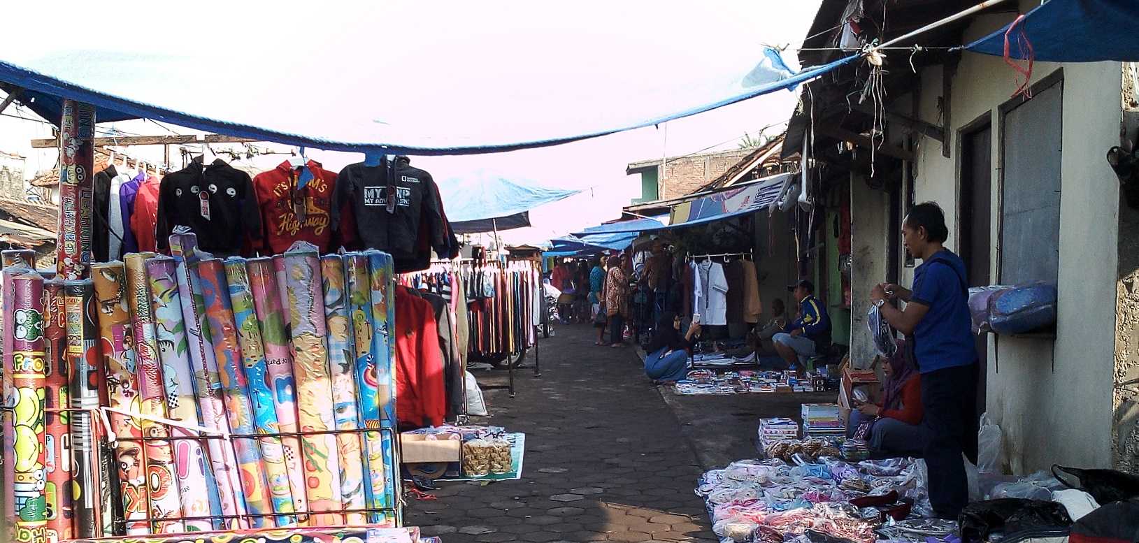 Aktivitas penjual di Pasar Nonggeng saat baru buka - Dok. Susanti Hara