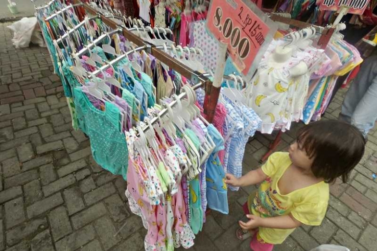 Murah meriah baju anak-anak (foto: widikurniawan)