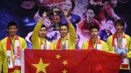 Tim putra China dengan trofi Piala Thomas/gambar dari @antoagustian