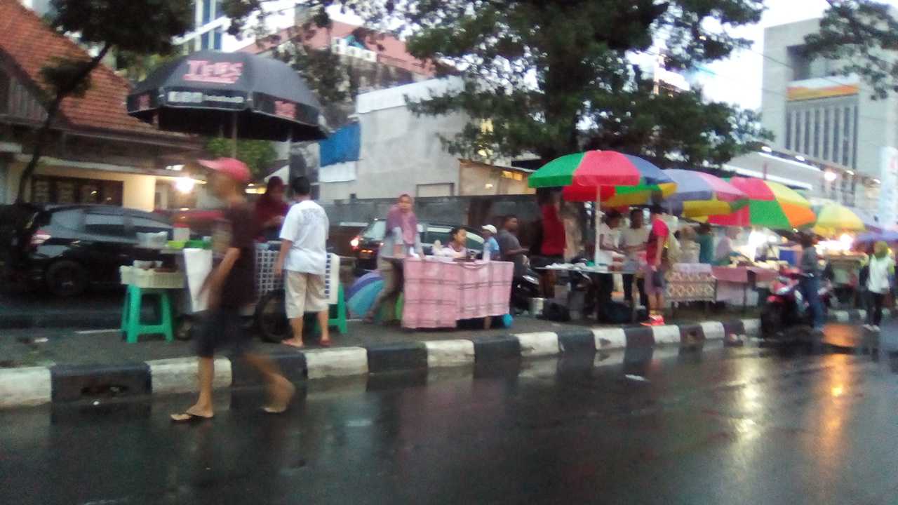 suasana jalan tegalan matraman setelah hujan besar mengguyur sore hari