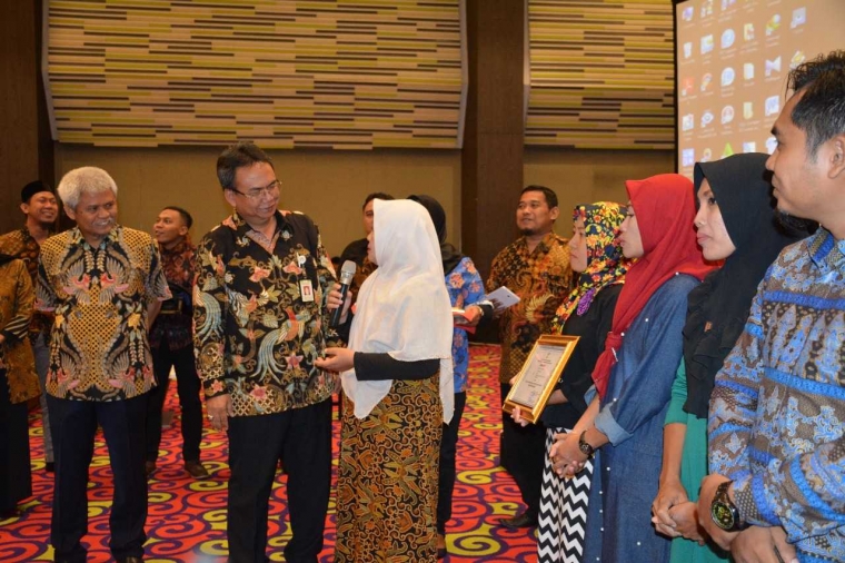 Harry saat menyerahkan sertifikat KPM Graduasi (Dok. Pribadi)