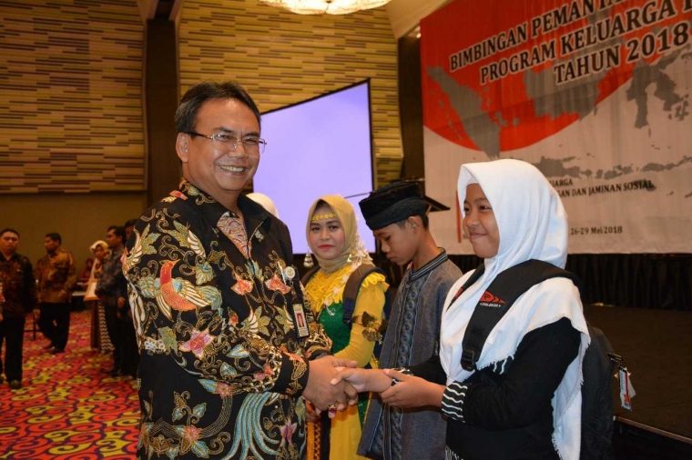 Dirjen Perlindungan dan Jaminan Sosial memberikan apresiasi kepada anak KPM PKH berprestasi (Dok. Pribadi)