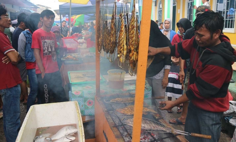 Salah satu penjual ikan bakar di Pasar Ramadan Tanjung Uma. | Dokumentasi Pribadi