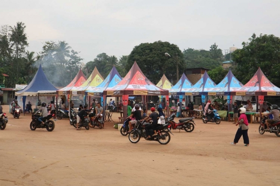 Bazar di lapangan sebelum lokasi Pasar Ramadan Tanjung Uma. | Dokumentasi Pribadi
