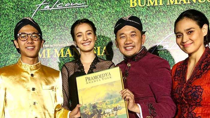 Iqbaal Ramadhan, Ine Febriyanti, Hanung Bramantyo dan Mawar de Jongh saat press conference film Bumi Manusia| Sumber: Instagram Hanung Bramantyo 