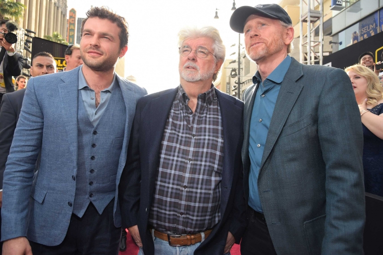 Ron Howard (kanan) bersama Pemeran Han Solo Muda, Alden Ehrenreich (kiri) dan Pionir Star Wars, George Lucas (Tengah) | thepositivemom.com